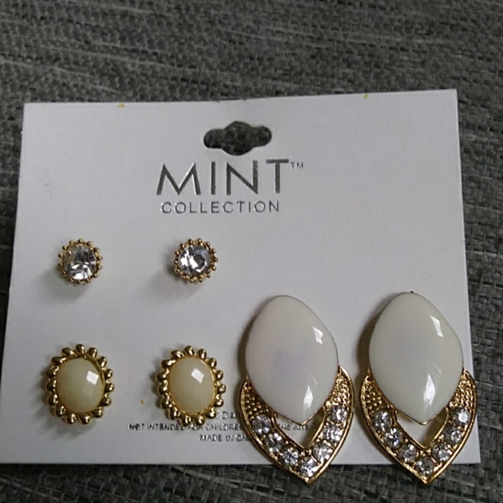 Donating last chance
3pc set goldtone
